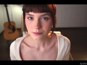 girl
        luna_ai cam image #306191
