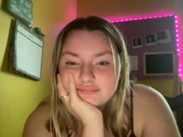 girl
        mommymars9871 cam image #1345216