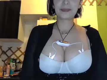 girl
        electrocute_me cam image #565250