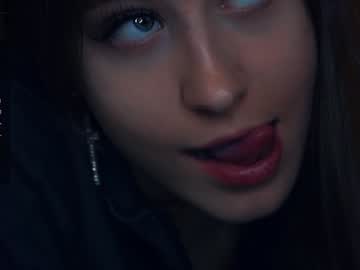 girl
        dieraalkins cam image #4939677