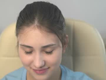 girl
        sunn_beamm cam image #6291992