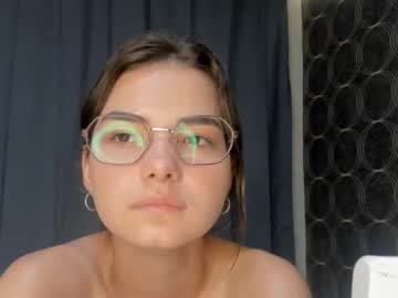 girl
        laurawhitea cam image #2496770