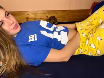 couple
        chloe_adam69 cam image #270317