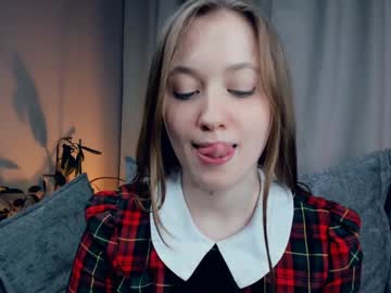 girl
        kati_more cam image #4370070