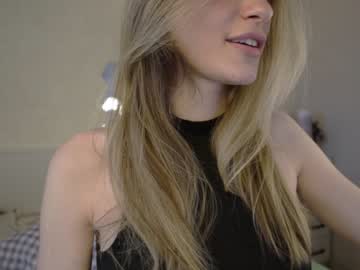 girl
        fflloowweerr cam image #3383754