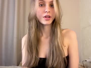 girl
        fflloowweerr cam image #5654443