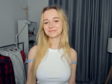 girl
        fresh_cherries cam image #2446715