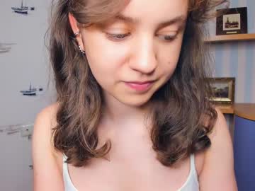 girl
        your_friendd cam image #2242584