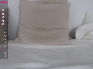 girl
        miiiawallace cam image #338509