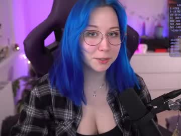 girl
        blue_mooncat cam image #6368856