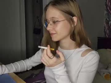 girl
        lowress cam image #6295678