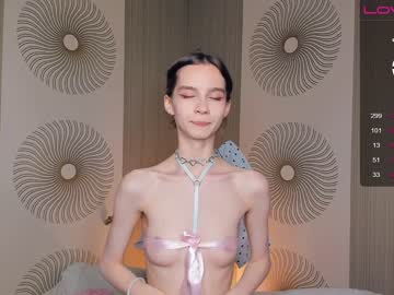 girl
        happiness_call cam image #2093501