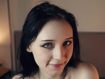 girl
        lynnabelow cam image #6188636
