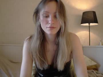 girl
        fflloowweerr cam image #4244442