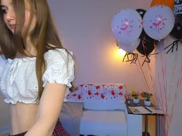 girl
        emiliaswallow cam image #5402539