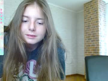 girl
        reilbella cam image #1480587