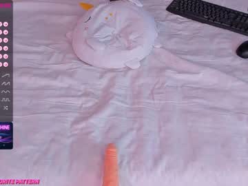 girl
        ginthebottle cam image #256205