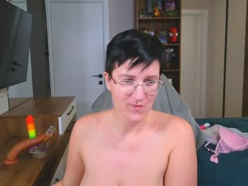 girl
        curvyjules69 cam image #5721392