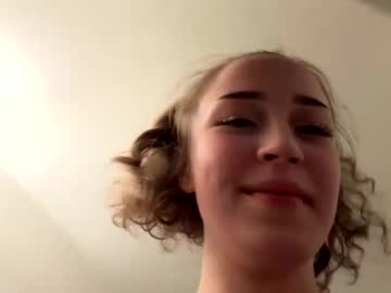 girl
        lillianpoach cam image #5481218