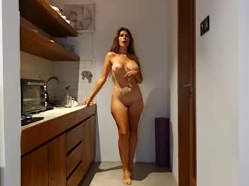 girl
        kristymack cam image #3002714