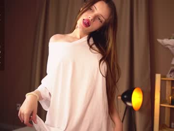 girl
        bellacle cam image #3972360