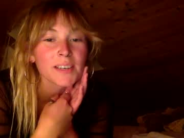 girl
        lunarosestone cam image #2570442
