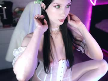 girl
        uindi cam image #5355370