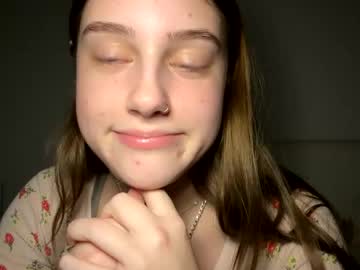 girl
        lilakeo cam image #5538424