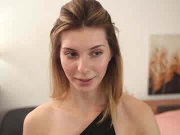 girl
        refined_style cam image #5043720