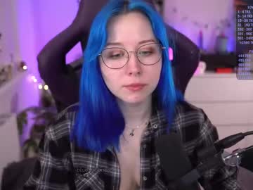 girl
        blue_mooncat cam image #6369352