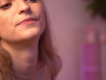 girl
        marylunamay cam image #4193118