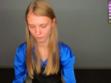 girl
        phoebepaw cam image #4966078