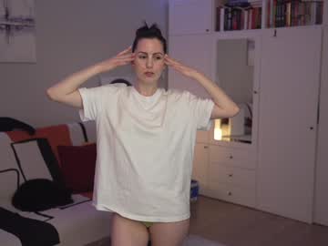 girl
        _blackbee_ cam image #5960130