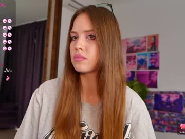 girl
        fazeyj cam image #4223440