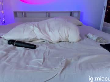 girl
        miatooresss cam image #1326645
