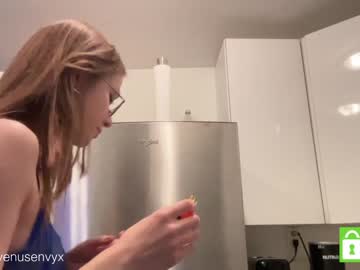 girl
        venusenvyx cam image #1637042