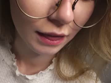 girl
        moon_milking cam image #2923933