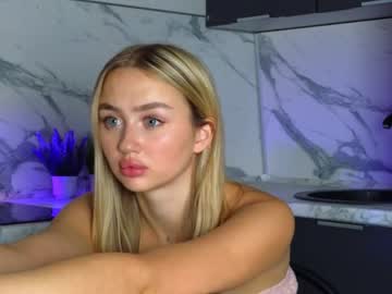 girl
        earlenebody cam image #2332263
