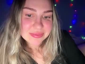girl
        skylarpeachy cam image #6162425