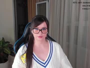 girl
        aavee cam image #2682780