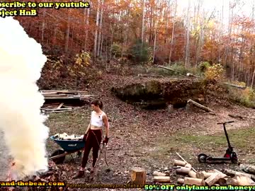 couple
        honeyand_thebear cam image #104090