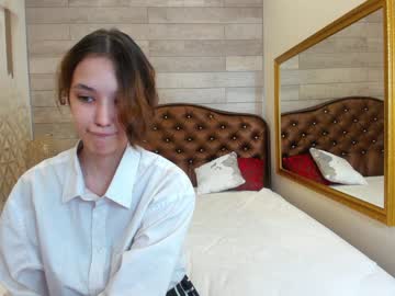 girl
        lil_stitch cam image #50088