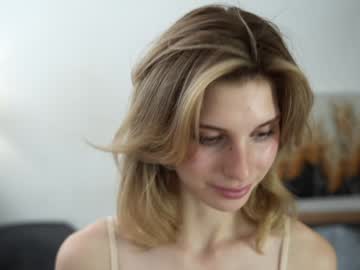 girl
        refined_style cam image #4966151