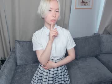 girl
        silvergloss cam image #2507598