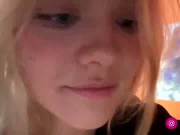 girl
        lily_holy cam image #25470