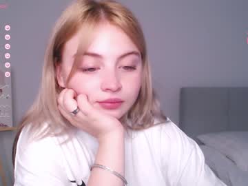 girl
        shy_blondiee cam image #2562132