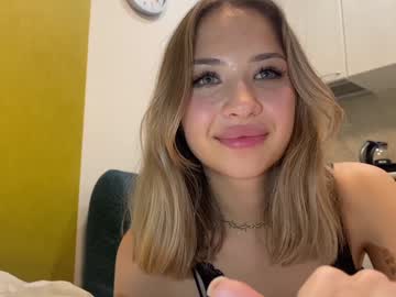 girl
        silk_angell cam image #5392317