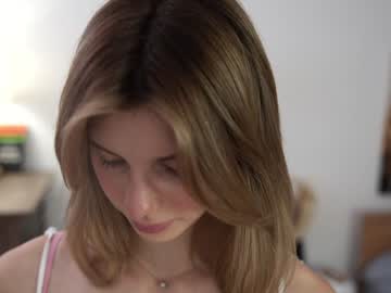 girl
        refined_style cam image #4942598