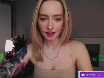 girl
        _yvie_ cam image #1086487