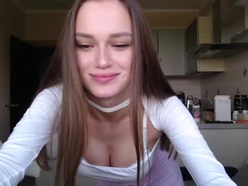 girl
        tootightwithbra cam image #4583620